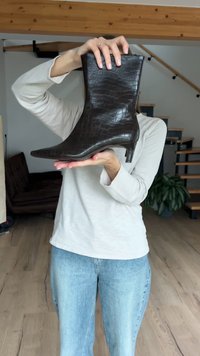 Barna mű krokodilbőr hatású bokacsizma hegyes orral és vékony sarokkal, sima textúrával és testhezálló szárhosszúsággal.