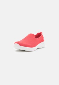 Skechers GO WALK SLIP ON - Sapatilhas - coral