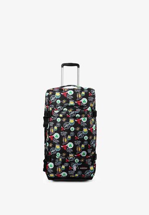 Maleta de carrito con fondo negro cubierta de logotipos y nombres coloridos de equipos de la NBA, con asa telescópica y correas de compresión laterales.