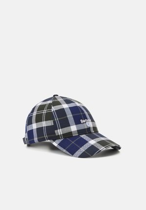 Blauw, zwart en wit geruit baseballpetje met gebogen klep en geborduurd "Barbour"-logo op het voorpaneel, getoond op witte achtergrond.