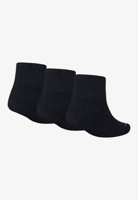 Mustad mustad sokid, millel on soonikkoes, lühike pahklaius ja väike punane aksent varbaküljel. Pakis kolm paari.