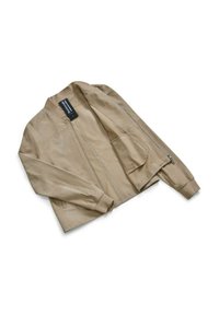 Giacca bomber beige in morbido tessuto testurizzato. Caratterizzata da una zip frontale, polsini a coste e due tasche laterali. Interno non foderato.