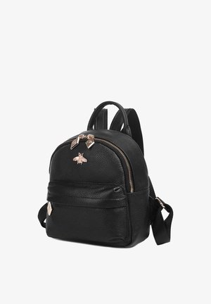 Zwarte mini rugzak van getextureerd leer met gouden rits, voorvak, verstelbare bandjes en een klein gouden bee-embleem aan de voorkant.