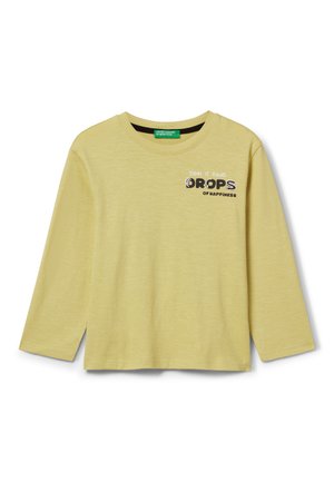 Lange mouwen gele T-shirt, zachte textuur, met een grafisch ontwerp met de tekst "Vandaag regent het DRUPPELS van geluk" in zwart.