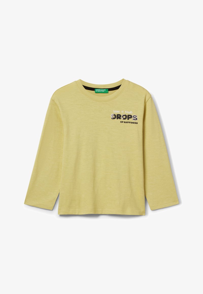 T-shirt giallo a maniche lunghe, tessuto morbido, con una grafica che presenta la scritta "Oggi piove Gocce di felicità" in nero.