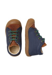 Scarpe per bambini in pelle blu navy e marrone con lacci verdi, punta arrotondata e suola in gomma testurizzata. Presentano dettagli in suede beige sulla parte superiore.