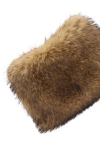 Tkanina z futra syntetycznego w ciepłym brązowym kolorze, charakteryzująca się gęstą, puszystą teksturą z ciemniejszymi smugami na krawędziach oraz miękkim, pluszowym wyglądem.