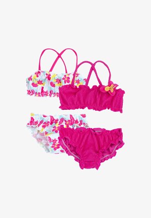 Deux ensembles de maillots de bain. L'un a un fond blanc avec des motifs floraux roses et jaunes, tandis que l'autre est d'un rose vif uni avec des volants.
