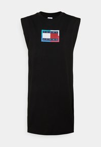 Czarna koszulka bez rękawów z bawełny, z prostokątnym, wielokolorowym logo "TOMMY JEANS" umieszczonym na środku przodu.