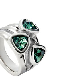 Bague en argent avec trois pierres précieuses vertes en forme de triangle, montées sur une bande texturée avec une finition polie.