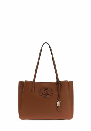 Borsa tote in pelle marrone con doppi manici, logo "G" in rilievo e ciondoli decorativi in metallo sospesi su sfondo bianco.