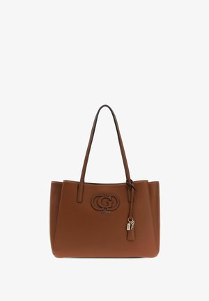 Borsa tote in pelle marrone con doppi manici, logo "G" in rilievo e ciondoli decorativi in metallo sospesi su sfondo bianco.