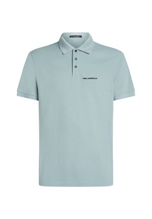 Svetlo modra polo majica iz teksturiranega materiala. Ima klasičen ovratnik, zapenjanje na tri gumbe in črn logotip izvezen na prsih.