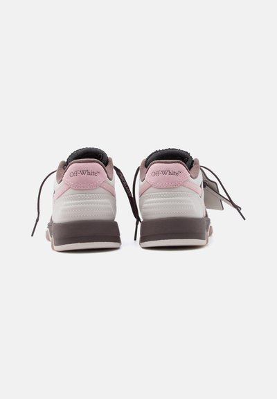 Ζευγάρι λευκών και ροζ αθλητικών παπουτσιών Off-White, εμφανισμένα από πίσω, με μαύρα κορδόνια και σόλες με το λογότυπο, σε απλό λευκό φόντο.