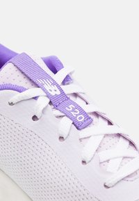 New Balance 520V8 UNISEX - Silniční běžecké boty - lilac