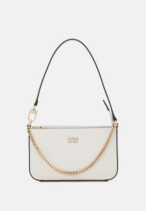 Weiße Guess-Handtasche mit schwarzer Einfassung, goldener Kette und Logo, kurzem Lederschulterriemen und Reißverschluss.