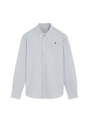 Camisa de manga larga con botones, con finas rayas verticales azules y blancas y pequeño logo de calavera negra en el pecho izquierdo.