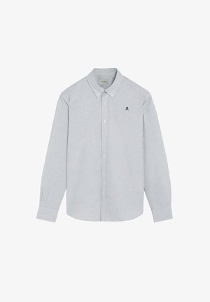 Chemise à manches longues boutonnée avec fines rayures verticales bleues et blanches et petit logo de crâne noir sur la poitrine gauche.