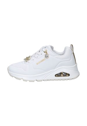 Zapatilla blanca Skechers con suela gruesa, cojín de aire transparente, logotipo dorado y adornos de joya decorativos en los cordones, el lateral y la lengüeta del talón.