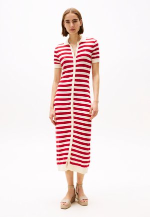 Robe midi rayée rouge et blanche, avec un design à boutons sur le devant, des manches courtes et un col contrasté. Texture en tricot lisse.