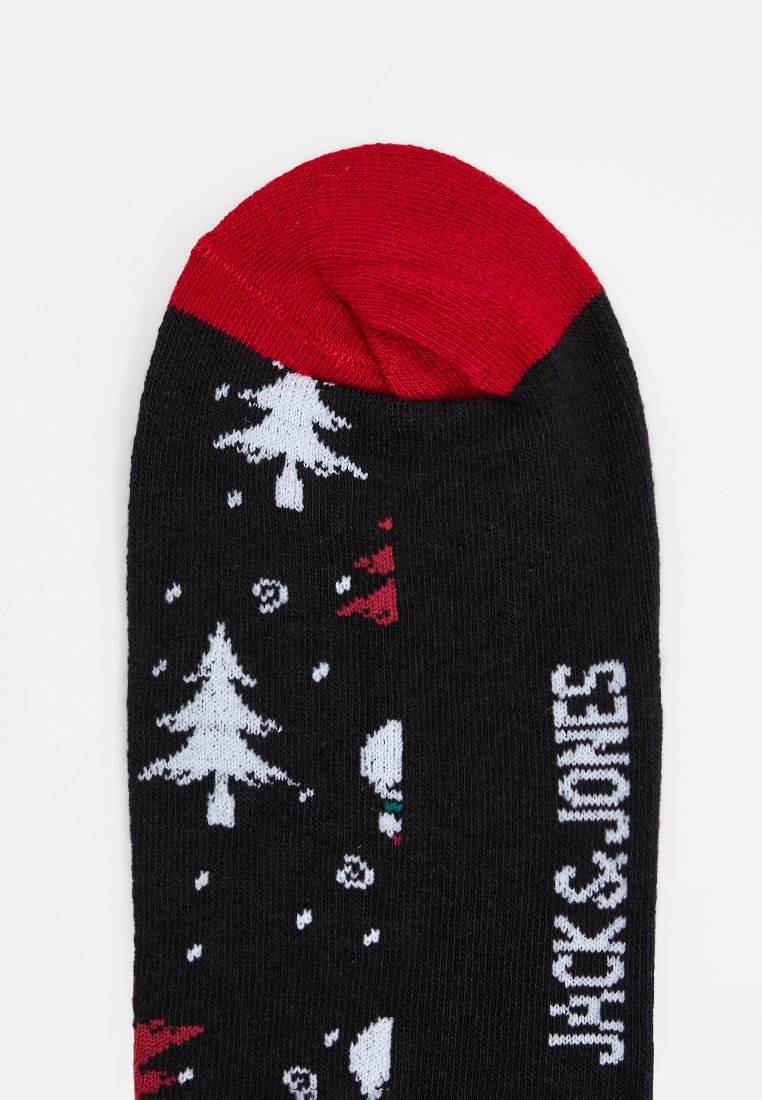 Calcetines negros con puntera roja, con un patrón de tejido que presenta árboles de Navidad y copos de nieve en blanco. Nombre de la marca "Jack & Jones" exhibido en blanco.