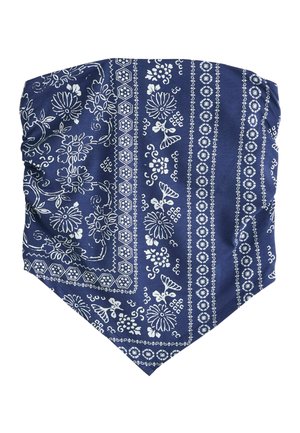 Blåt bandana med hvide blomster- og geometriske mønstre arrangeret i lodrette og diagonale striber.