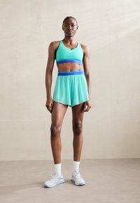 Reebok TEAM BRALETTE - Sujetadores deportivos con sujeción media - unleashed green