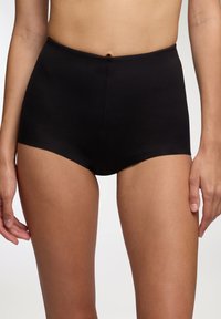 Mutandine nere a vita alta realizzate in tessuto morbido. Presentano un design senza cuciture e senza imbottiture visibili. Leggere e elastiche per garantire il massimo comfort.