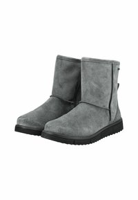 Botas de tobillo de ante gris con una textura suave, punta redondeada y suela de goma. Presentan costuras en los laterales y un pequeño acento de logo.