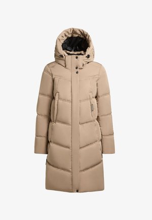 Abrigo acolchado color beige con capucha, diseñado con costuras acolchadas, botones frontales, dos bolsillos laterales y forro interior negro.