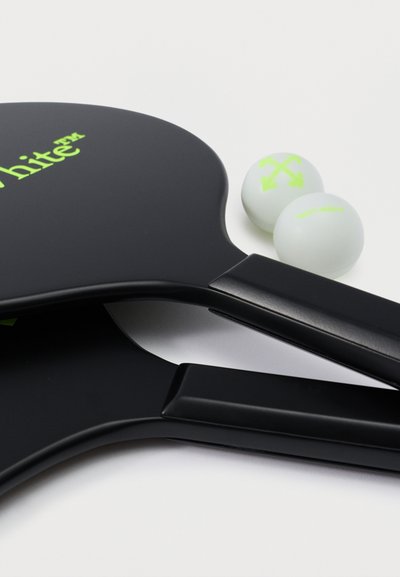 Deux raquettes de beach tennis noires avec des inscriptions vert néon et deux balles blanches avec des marquages verts néon sur fond blanc.