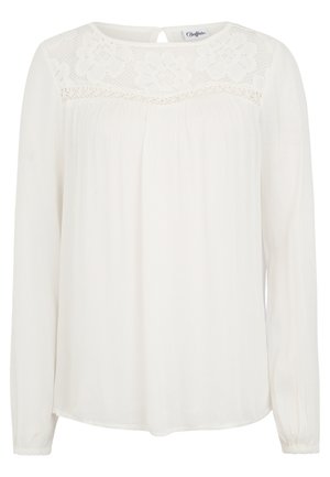 Weiße Bluse mit langen Ärmeln, die über eine Spitzenpasse, einen plissierten Stoff, einen runden Ausschnitt und einen Knopfakzent am hinteren Halsbereich verfügt.