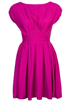 Vestido sin mangas de color rosa brillante con una cintura ajustada y una falda recogida y acampanada que se extiende por encima de las rodillas.