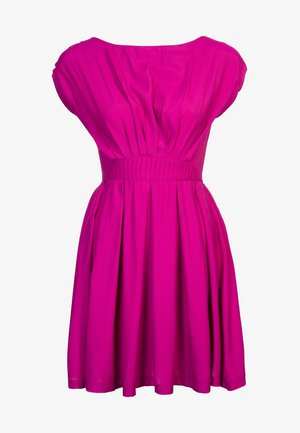 Vestido sin mangas de color rosa brillante con una cintura ajustada y una falda recogida y acampanada que se extiende por encima de las rodillas.