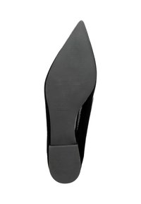 Scarpa nera con punta a punta, con tomaia liscia e suole in gomma, caratterizzata da un tacco piatto e una superficie inferiore testurizzata per una migliore aderenza.