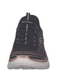 Scarpe da ginnastica nere con una tomaia in maglia testurizzata, accenti riflettenti e una suola bianca imbottita. Presentano un design con lacci e un marchio sulla linguetta.