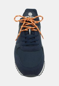 Marinblå sneaker i mesh och mocka. Har orange snörning, rund tå och en texturerad gummisula. Logotyp på tungan.