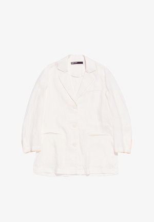 Blazer en lin blanc avec manches longues, revers en pointe et trois boutons à l'avant. Il dispose de deux poches latérales et d'une poche poitrine.