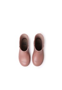 Bottes de pluie pour enfants en caoutchouc rose avec une surface lisse, des bouts ronds et une coupe basse, dotées d'une doublure intérieure douce pour plus de confort.