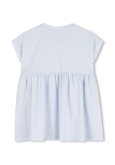 T-shirt en coton bleu clair à manches courtes. Présente une partie inférieure froncée et évasée. Texture lisse, encolure ronde, sans éléments métalliques visibles.