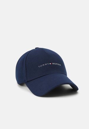 Marineblaue Baseballkappe mit gebogenem Schirm, besticktem "Tommy Hilfiger" Schriftzug und kleinem rot-weiß-blauem Logo vorne in der Mitte.