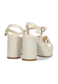 Sandalias de plataforma crema con un acabado texturizado, que cuentan con una amplia correa en el tobillo, acentos de metal dorado y un robusto tacón cuadrado.