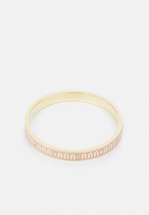 Bracelet jonc ton or avec bande émaillée rose présentant des formes stylisées répétées en "A" et de petites pierres précieuses claires incrustées.