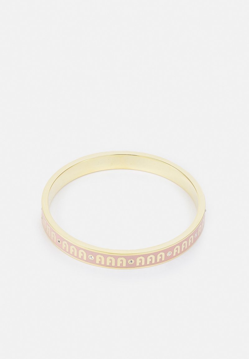 Armreif mit goldfarbener Beschichtung und pinkem Emailband, das wiederholt stilisierte "A"-Formen und kleine eingearbeitete klare Edelsteine zeigt.