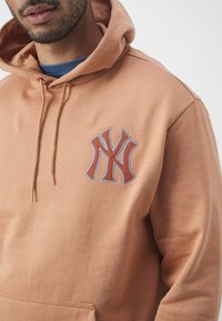 New Era MLB NEW YORK YANKEES WORLD SERIES HOODY - Vereinsmannschaften - beige