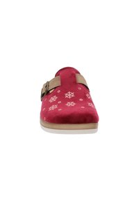 Scarpa slip-on rossa con cinturino beige, motivi a fiocco di neve e cerchi, e suola bianca, mostrata frontalmente su sfondo bianco.
