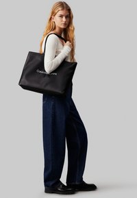 Calvin Klein Jeans SCULPTED SLIM TOTE MONO - Velika torba - fashion black