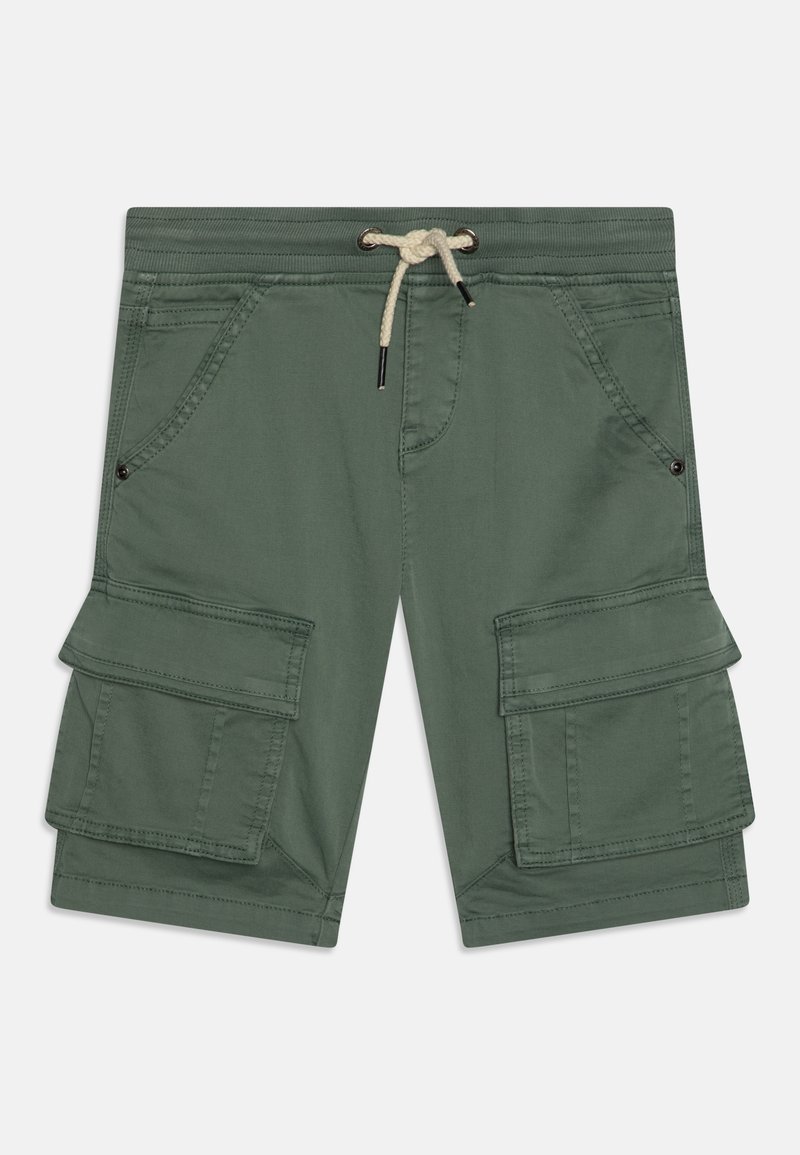 Zelené cargo šortky s velkými předními klopovými kapsami, šikmými předními kapsami a bílou stažitelnou šňůrkou v pase na jednofonním pozadí.