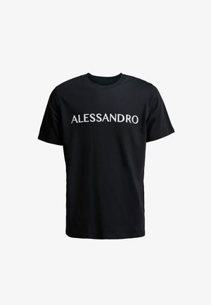 Crna pamučna majica s okruglim izrezom i kratkim rukavima. Na prsima se nalazi podebljani bijeli vezeni natpis "ALESSANDRO".