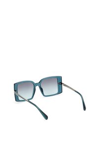 Un paio di occhiali da sole quadrati oversized con una montatura trasparente color teal, lenti grigie sfumate e rifiniture in metallo argentato sulle tempie.